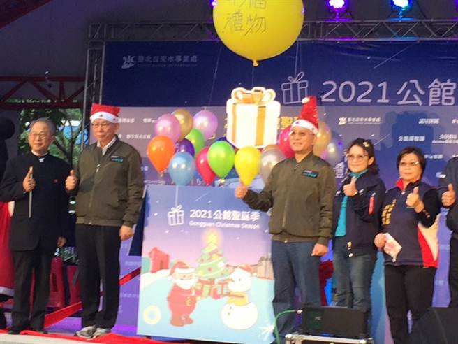 台北市长柯文哲（右二）25日参加公馆耶诞季活动。（张立勋摄）
