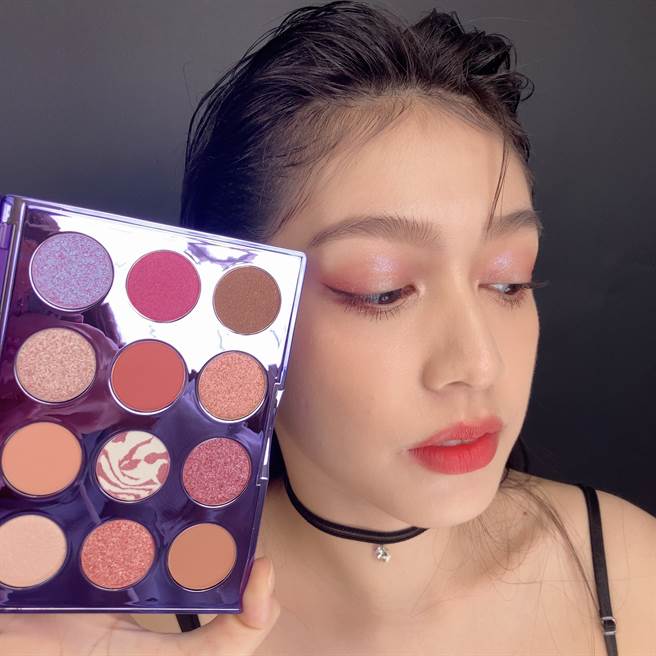 MODEL示范M·A·C x L限量12色眼影盘妆容。（邱映慈摄）