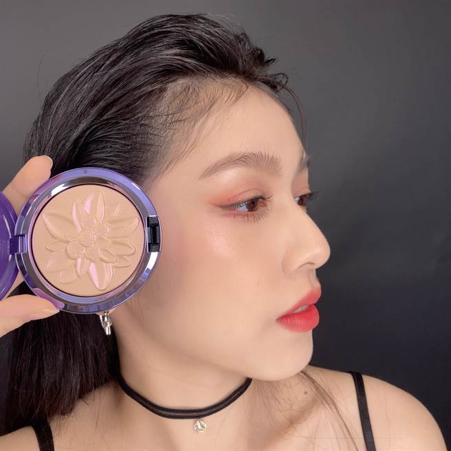 MODEL示范M·A·C x L限量雪绒花打亮。（邱映慈摄）