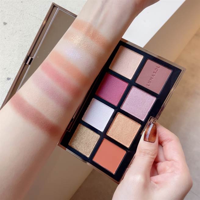 LUNASOL晶巧霓光眼彩盘金炫特藏版自然光下手部试色。（邱映慈摄）