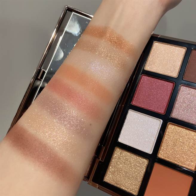 LUNASOL晶巧霓光眼彩盘金炫特藏版黄光下手部试色。（邱映慈摄）