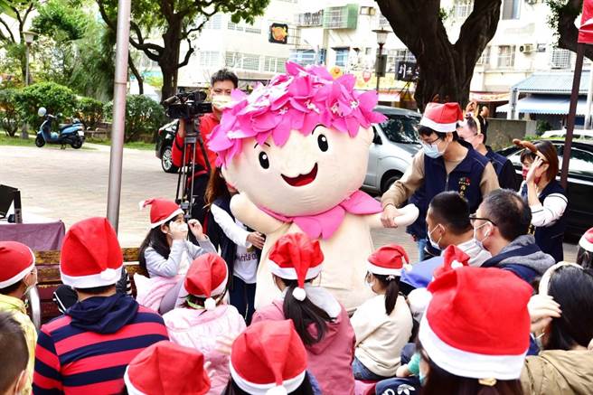 現場應景的可愛聖誕帽、麋鹿髮圈等裝扮，營造濃厚的聖誕氣息，成為一場別開生面的嘉年華會。（西屯區公所提供）