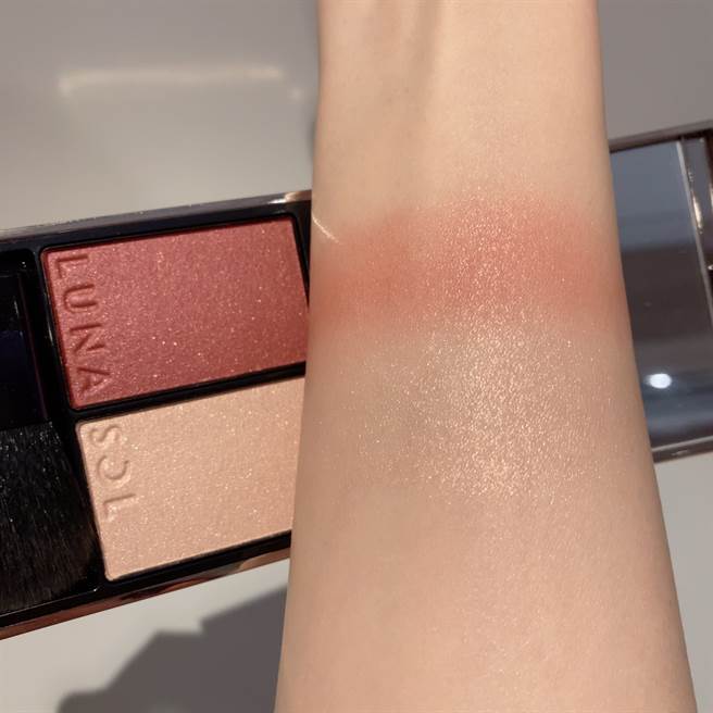 晶巧霓光颊彩EX05 Garnet Glow手部试色。（邱映慈摄）