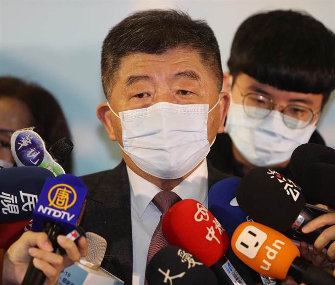 衛福部長陳時中25日參加「COVID-19」關鍵「疫」戰感謝有您頒獎典禮。對於有專家表示，為因應Omicron變異株，第一至三類人員的疫苗施打率應要達到100％，但有可能達到嗎？陳時中說，現在施打率約為95％，但要達到100％，他認為有困難，因為每個人身體狀況不同，也還有許多不同的情形，但盡量拉高是應該的。（季志翔攝）
