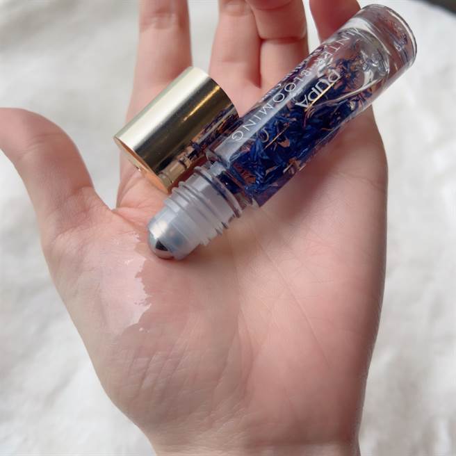 润泽高效精华及滚珠修护油以西番莲油加入具有显光泽感配方，提供深层滋润保湿效果。（邱映慈摄）