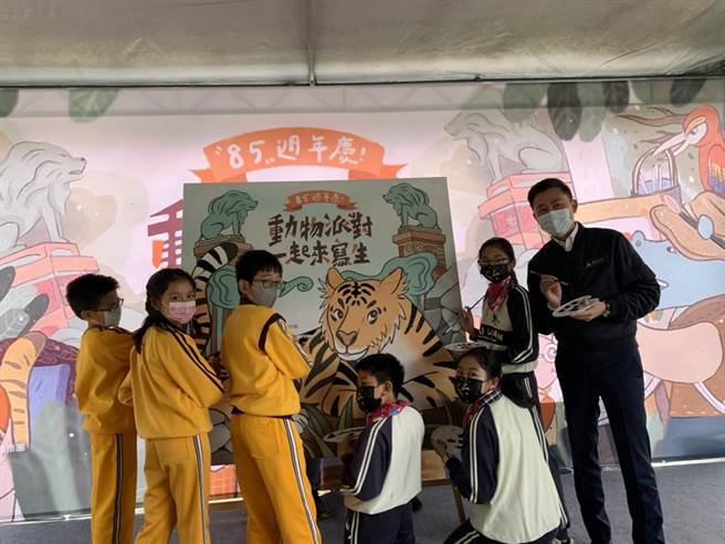 新竹市立動物園85歲生日，園方25日舉辦寫生慶生趴，現場吸引超過5000位大小朋友到場同歡。（陳育賢攝）