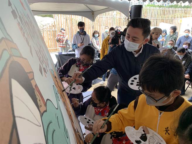新竹市長林智堅也特別與學童們一起寫生，希望所有遊客都跟他一樣，在動物園留下美好的回憶。（陳育賢攝）