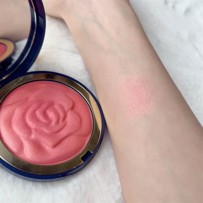 「璀灿冰花亮泽颊彩#闪耀玫瑰」添加极细的金色珍珠粉，加上细致的柔焦粉末，打造宛如玫瑰绽放时的粉嫩透光的好气色，同时添加玫瑰香氛，上妆时好疗癒。（邱映慈摄）