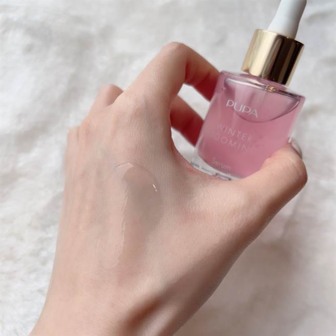 「璀灿冰花润泽高效精华」添加玻尿酸及玫瑰萃取精华，可以迅速的注入高效保湿效果，有效提亮肌肤保水度,进而达到提亮效果。（邱映慈摄）