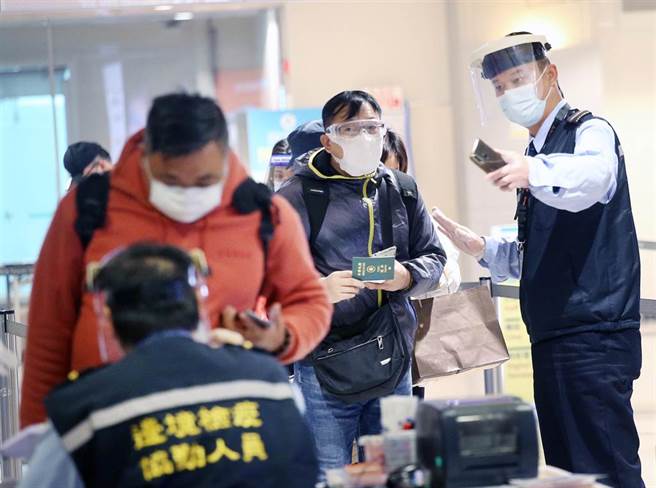 在桃園機場入境管制區內，剛下機的旅客排隊查驗入境檢疫資料。（范揚光攝）

