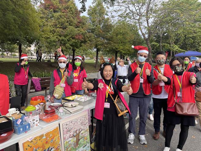 台中市台湾囝仔教育发展协会与台中莲荷蔬食，25日在北屯区举办「蔬食公益音乐Party」活动，场面温馨。（冯惠宜摄）