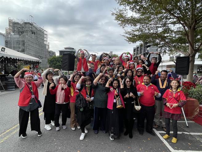 台中市台湾囝仔教育发展协会与台中莲荷蔬食，25日在北屯区举办「蔬食公益音乐Party」活动，场面温馨。（冯惠宜摄）