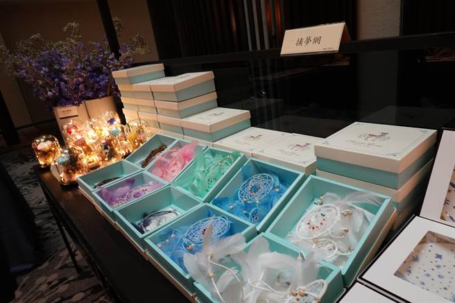 国立台东女中25日举办第6届艺术结合公益联展暨爱心义卖。（蔡旻妤摄）