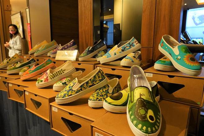 国立台东女中25日举办第6届艺术结合公益联展暨爱心义卖。（蔡旻妤摄）