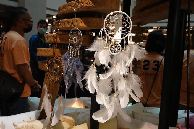 国立台东女中25日举办第6届艺术结合公益联展暨爱心义卖。（蔡旻妤摄）