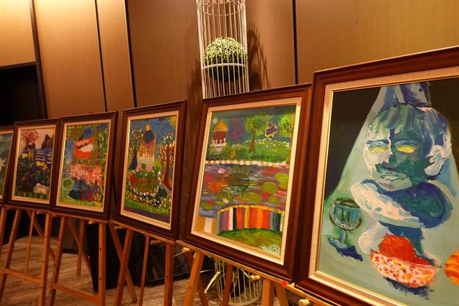 国立台东女中25日举办第6届艺术结合公益联展暨爱心义卖。（蔡旻妤摄）