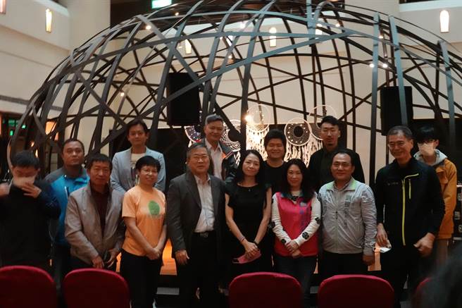 国立台东女中25日举办第6届艺术结合公益联展暨爱心义卖。（蔡旻妤摄）