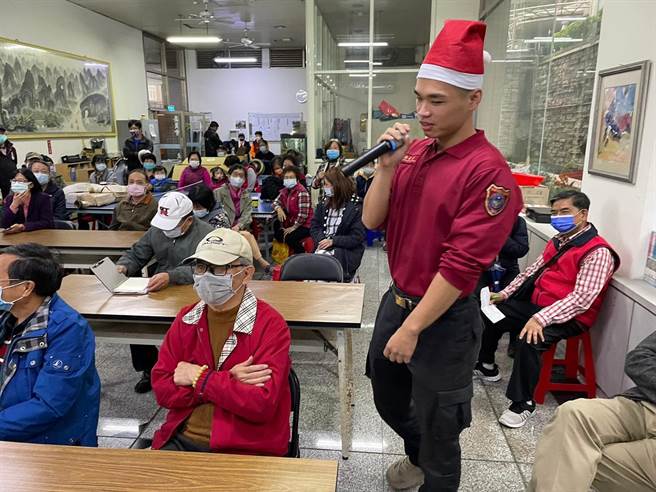 桃園市消防局大有消防分隊耶誕節到社區辦理宣導。（消防提供）