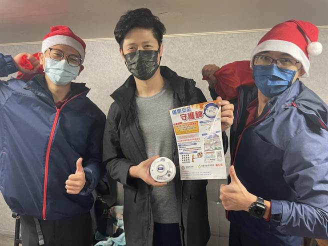 桃园市消防局第一大队桃园分队在圣诞节期间，由消防员每晚扮演圣诞老人，在需要地点送上助警器。（消防提供）
