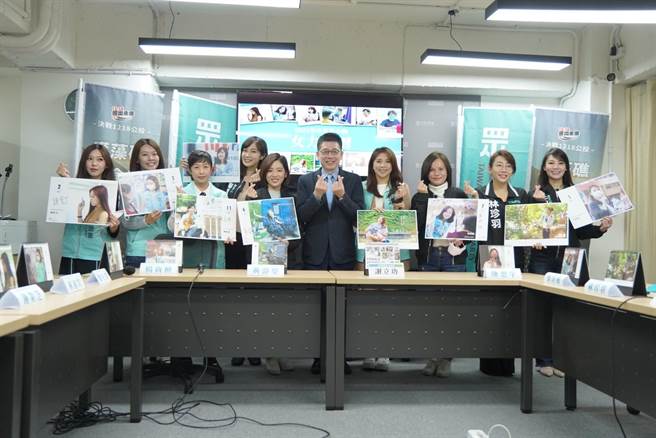 民眾黨今天公布募款小物「女力月曆」，民眾黨祕書長謝立功率領黃瀞瑩、陳思宇等人同場宣傳。（民眾黨提供）