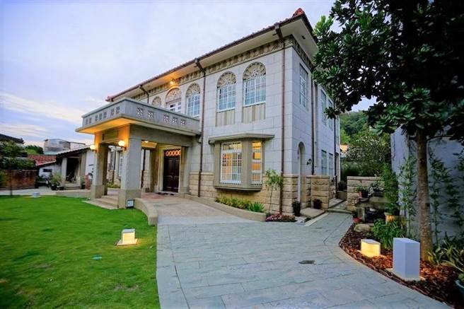 姜阿新洋楼为新竹县北埔乡着名地标，建筑特色为中西合璧，也见证具有茶虎之称的姜阿新的兴衰。（翻摄照片）