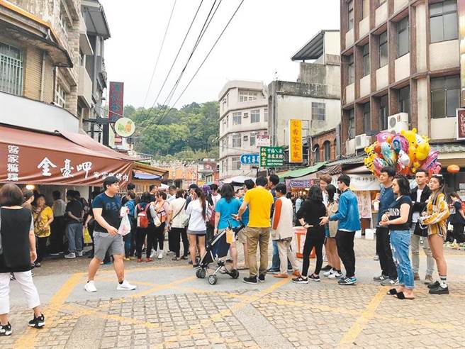 新竹县北埔老街为在地知名景点，一度因疫情而人烟稀少，受到电视剧茶金热应的影响，游客均回笼。（资料照）