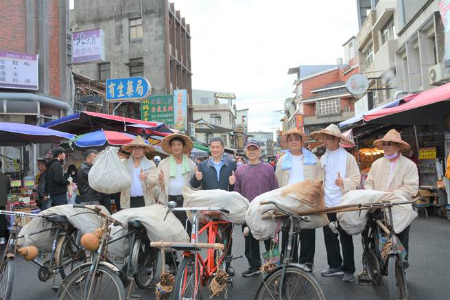 电视剧「茶金」不仅以新竹县北埔乡为背景，取景亦有不少在北埔，图为日前剧组在北埔乡举办活动。（庄旻静摄）