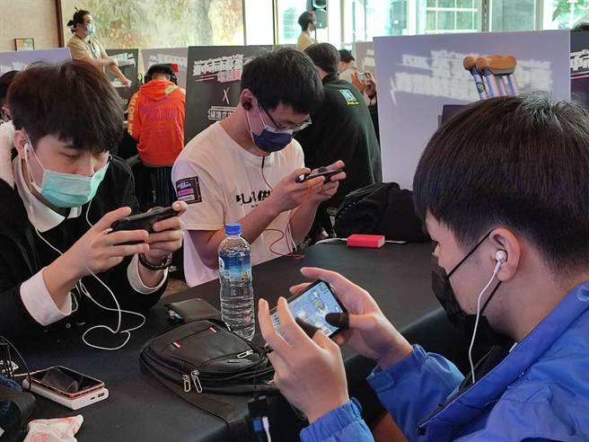 参赛选手发挥团队合作专注于手机游戏竞赛。（台中市政府提供）