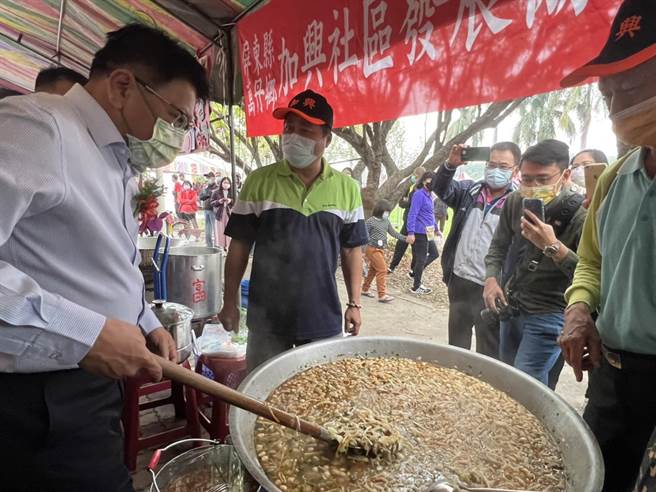 屏东万丹红豆牛奶节25日登场，现场也依照传统举办「饭汤」比赛，县长潘孟安看到琳琅满目的饭汤，忍不住口水直流。（谢佳潾摄）