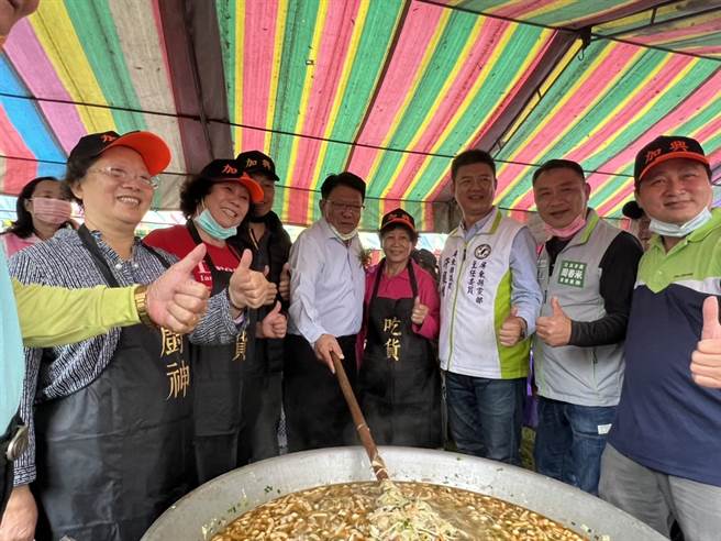 屏东万丹红豆牛奶节25日登场，现场也依照传统举办「饭汤」比赛，县长潘孟安看到琳琅满目的饭汤，忍不住口水直流。（谢佳潾摄）