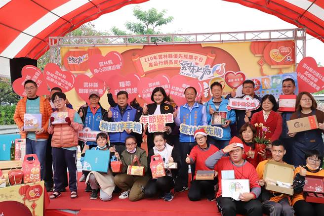 雲林縣身心障礙團體年節禮盒訂單減少，縣府全力促銷。（張朝欣攝）