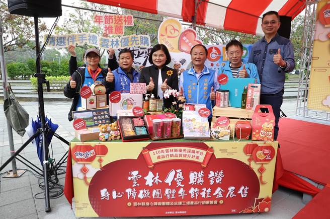 雲林縣身心障礙團體年節禮盒訂單減少，縣府全力促銷。（張朝欣攝）