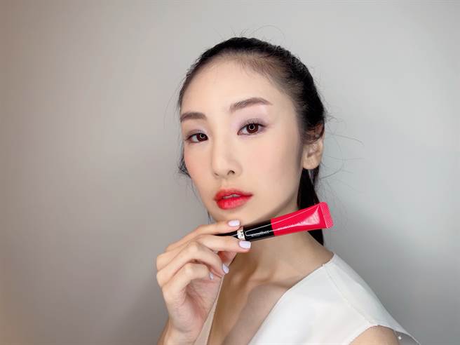 肌肤之钥、心机彩妆、YSL、PONY EFFECT推出水润唇彩新品，图中为MODEL示范心机彩妆心机星魅柔光嫩唇釉。（邱映慈摄）