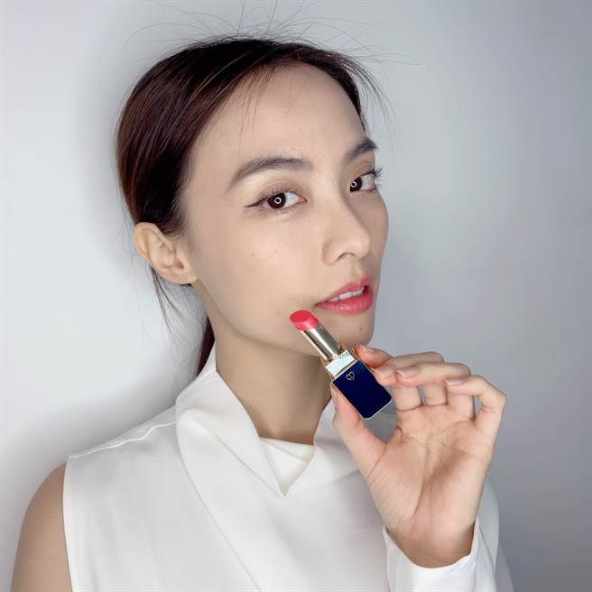 MODEL示范肌肤之钥奢润唇膏「#311玫粉能量」。（邱映慈摄）