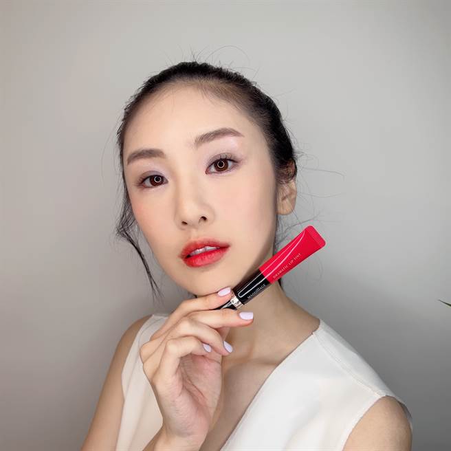 MODEL示范心机彩妆心机星魅柔光嫩唇釉「#RD302」。（邱映慈摄）