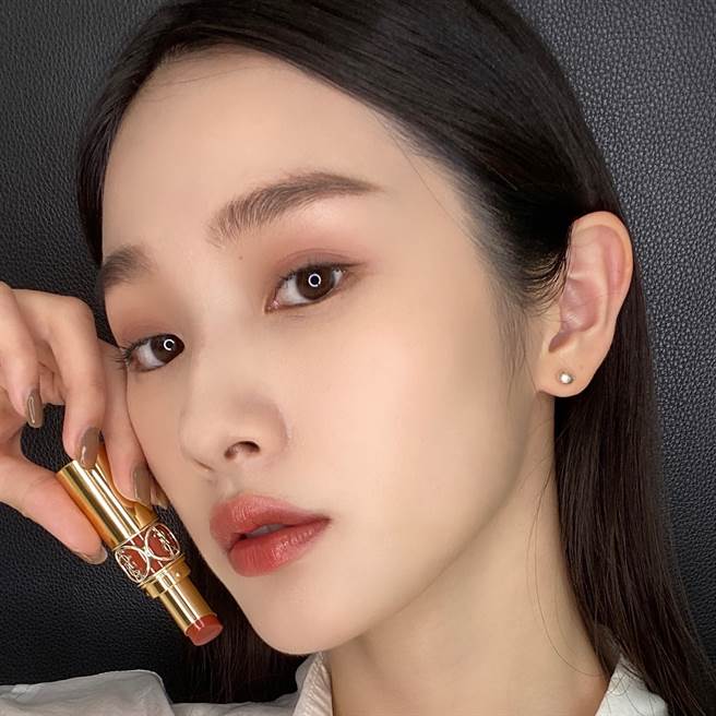 YSL情挑诱光水唇膏「#151太妃牛奶」。（图／品牌提供）