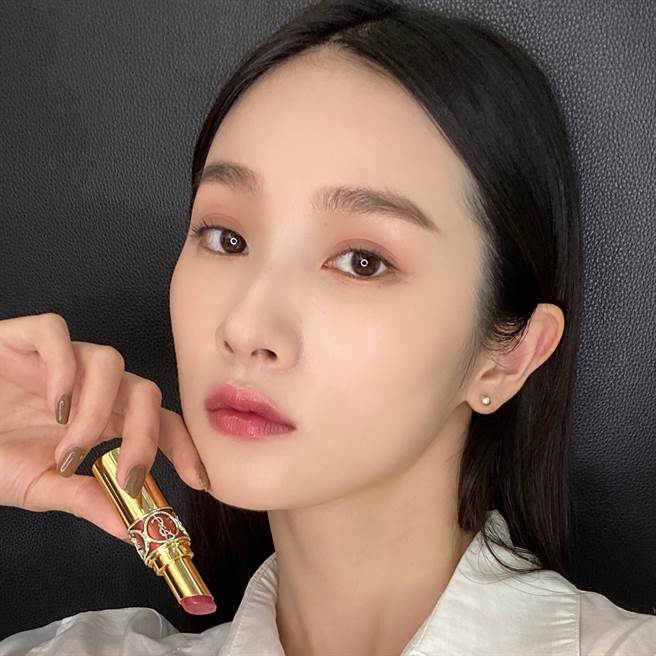 YSL情挑诱光水唇膏「#153偷心奶油」。（图／品牌提供）