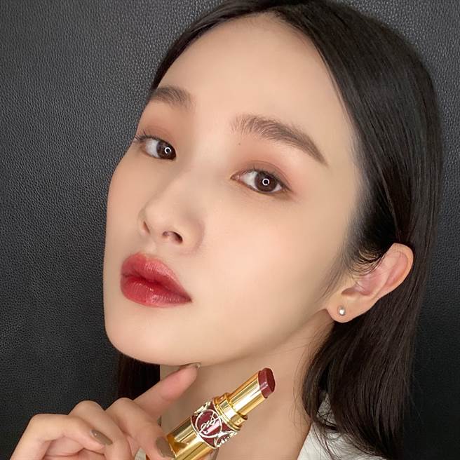 YSL情挑诱光水唇膏「#154暧昧蜜桃」。（图／品牌提供）