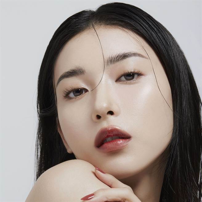 MODEL示范PONY EFFECT 3D丰唇光润唇釉「#01猎爱棕玫」。（图／品牌提供）