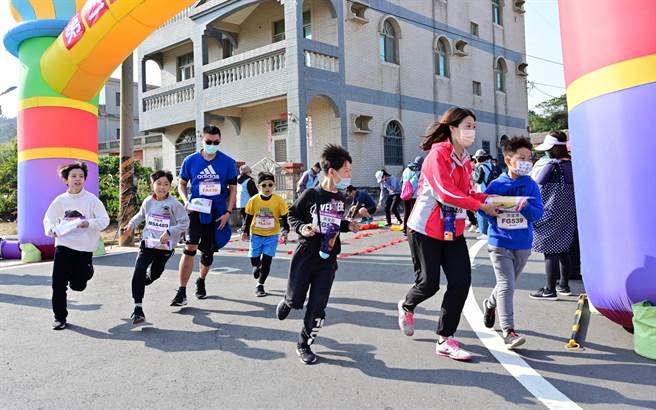 「烈嶼鄉第2屆定向越野錦標賽暨樂遊健走」今天在后麟營區登場，鄉親扶老攜幼熱情參加。（烈嶼鄉公所提供）