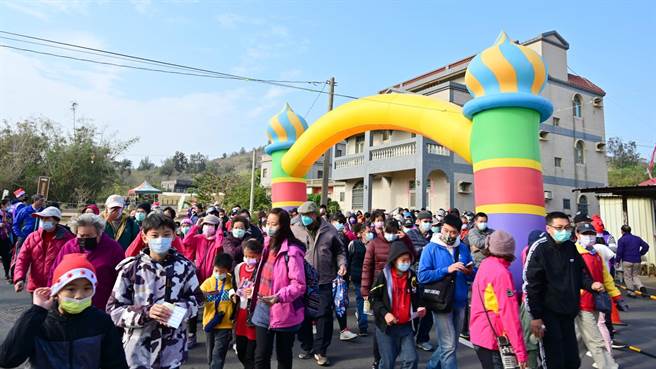 「烈嶼鄉第2屆定向越野錦標賽暨樂遊健走」今天在后麟營區登場，鄉親扶老攜幼熱情參加。（烈嶼鄉公所提供）