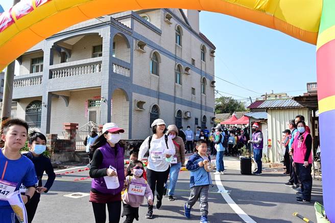 「烈嶼鄉第2屆定向越野錦標賽暨樂遊健走」今天在后麟營區登場，鄉親扶老攜幼熱情參加。（烈嶼鄉公所提供）
