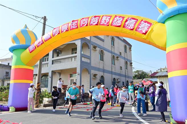 「烈嶼鄉第2屆定向越野錦標賽暨樂遊健走」今天在后麟營區登場，鄉親扶老攜幼熱情參加。（烈嶼鄉公所提供）