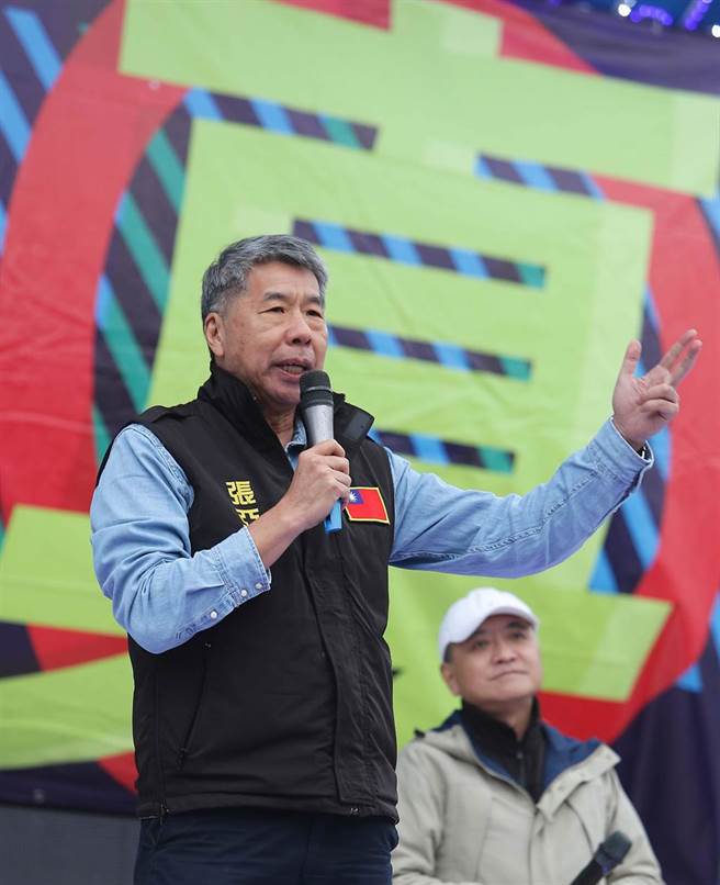 孙文学校总校长张亚中25日在凯道发起「论文速还真」群眾集会活动，张亚中表示中华民国应该是一个真善美国家，台湾应该是一个真善美的社会，社会跟人一样，如果不是真的，如果满口都是谎言这社会不会是一个善和美的社会，如果一个国家的领导人没有真，这国家其实已经没了善和美。（季志翔摄）
