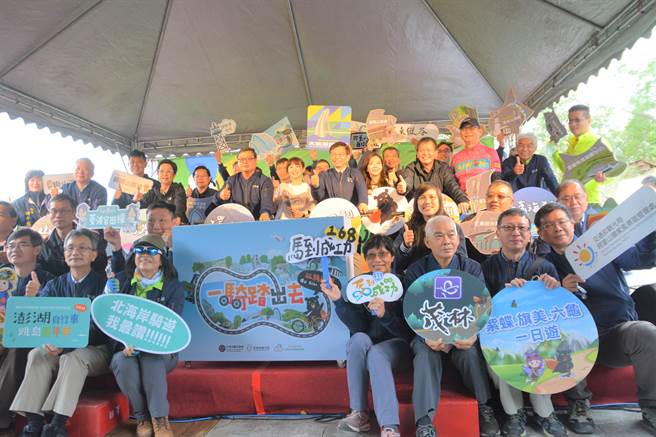 交通部25日在新竹縣峨眉湖畔，舉辦「2022臺灣新騎跡多元自行車道」發表會，公開16條多元自行車道路線。（莊旻靜攝）