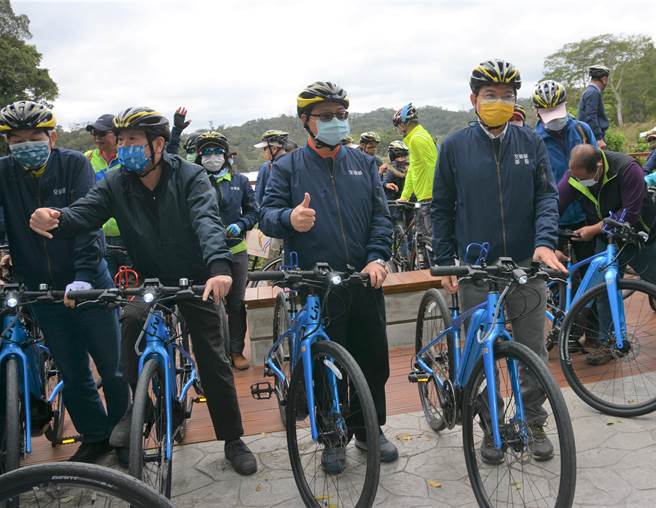 交通部長王國材（前排右一）也親自騎自行車，體驗峨眉湖畔路線。（莊旻靜攝）