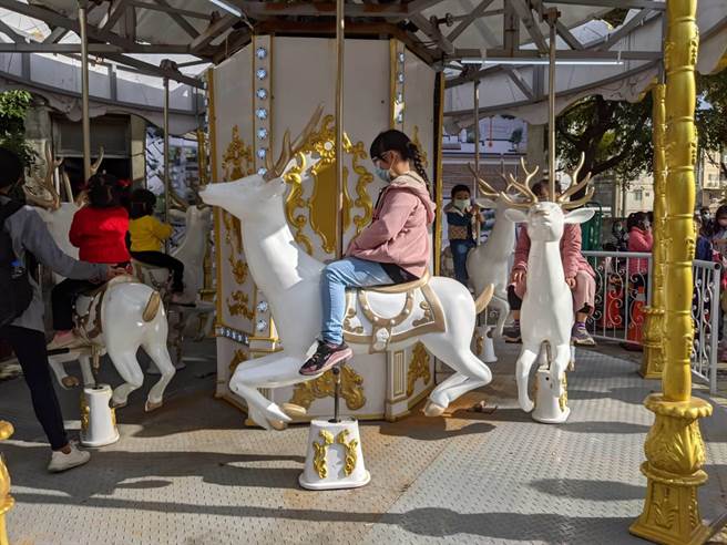 户羽化身梦幻乐园 ，粉红和麋鹿小火车都来了还有旋转木马。（彰化市公所提供／吴敏菁彰化传真）