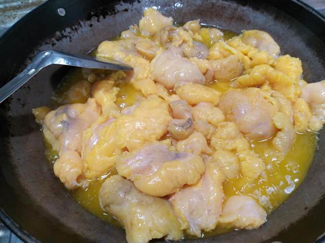 原PO在家里尝试炸鸡油。（图／翻摄自脸书《家常菜》）