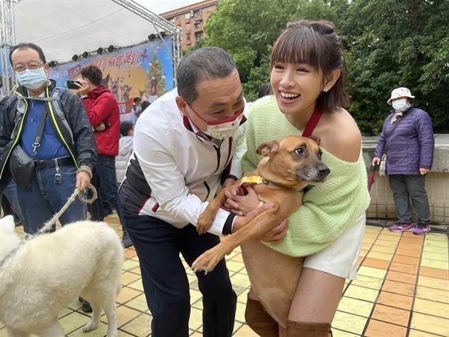 藝人米可白也帶愛犬參加活動。（王揚傑攝）