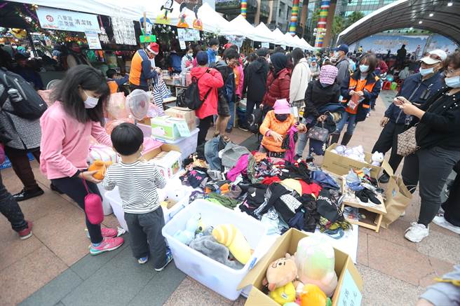 新北市环保局25日在新北市民广场举办全国最大爱心跳蚤市场「耶诞环保挖宝趣」活动，现场设置48个「让爱动起来」的二手好物义卖摊位，也有许多经过各区清洁队修缮达人巧手修復后的物资，吸引许多民眾前来淘宝。（杜宜谙摄）